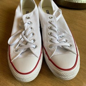 Women white converse:)